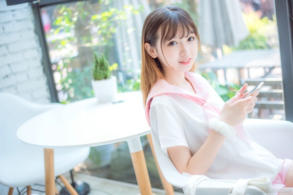 “大耳贼背信弃义！”夏侯惇得知消息之后，不禁怒骂起来，他们在虎牢关舍生忘死，刘备在那边不愠不火的打了半年，然后就这么拍拍屁股走人，让他们一家独自去面对关中的压力。